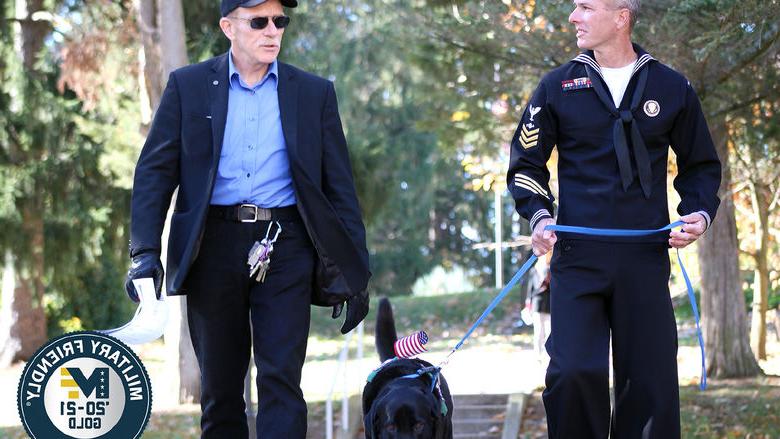 学生老兵约翰·维斯涅夫斯基和他的服务犬, 板岩, cross campus with a veteran faculty member at 宾州州立大学蒙阿尔托分校.